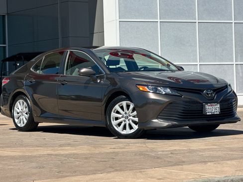 Used 2018 Toyota Camry LE FWD image 2