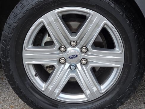 Used 2019 Ford Expedition XLT w/ Equipment Group 202A AWD/4WD image 9