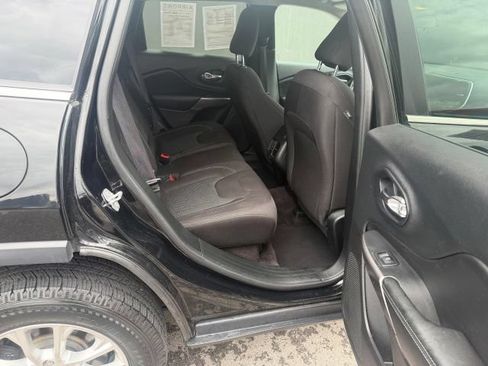 Used 2019 Jeep Cherokee Latitude w/ Popular Appearance Group AWD/4WD image 10