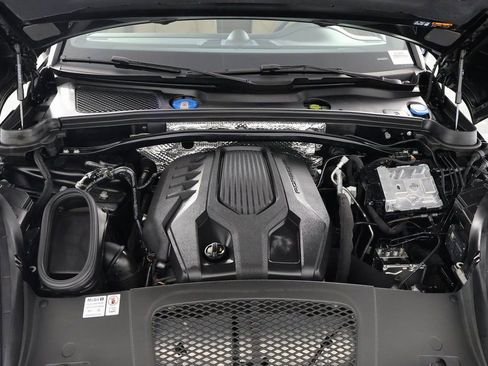 Used 2024 Porsche Macan AWD/4WD image 14