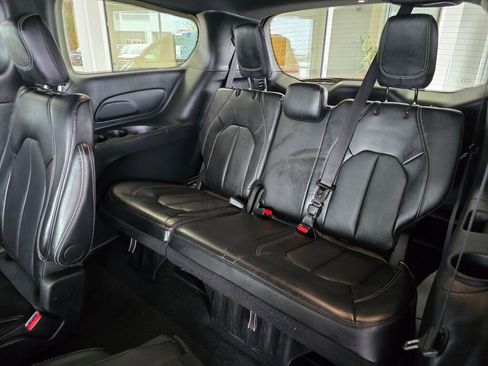 Used 2025 Chrysler Pacifica Select image 34