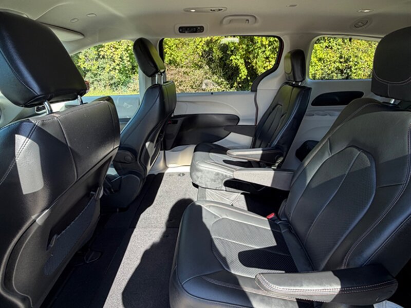 Used 2020 Chrysler Pacifica Touring-L FWD image 21