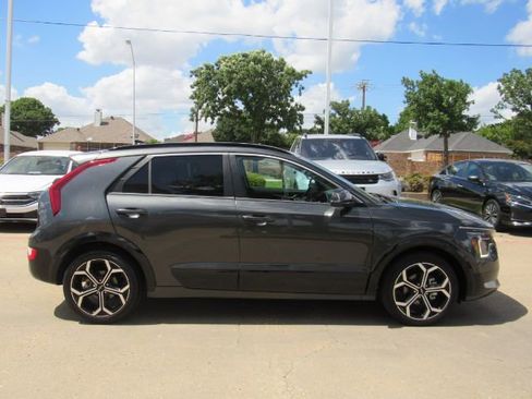 Used 2023 Kia Niro EX Touring image 5