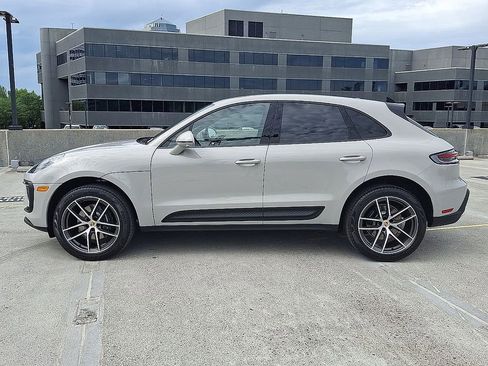 Used 2025 Porsche Macan image 2