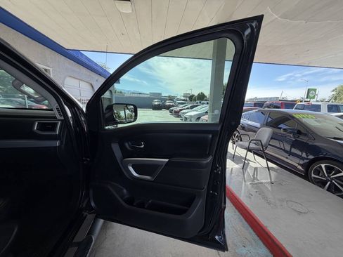 Used 2017 Nissan Titan PRO-4X AWD/4WD image 15