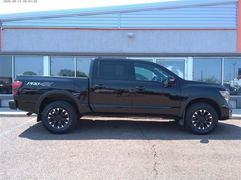 Used 2022 Nissan Titan PRO-4X w/ Pro-4x Convenience Package AWD/4WD image 5