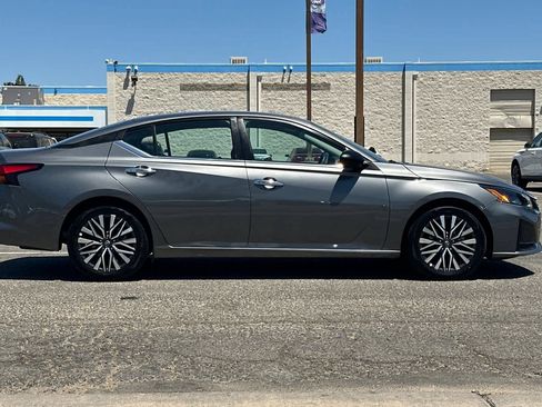 Used 2025 Nissan Altima 2.5 SV FWD image 8