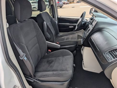 Used 2019 Dodge Grand Caravan SE FWD image 8