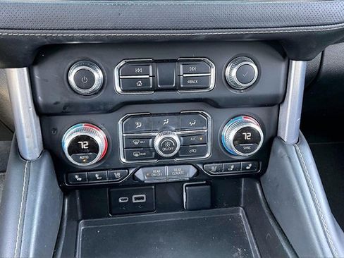 Used 2022 GMC Yukon XL SLT w/ SLT Premium Package image 16