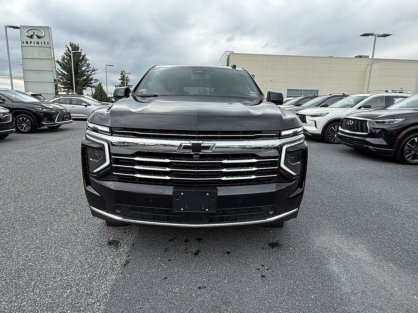 Used 2025 Chevrolet Suburban LT w/ Comfort Package AWD/4WD image 3