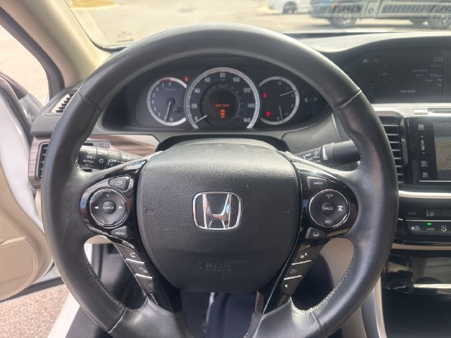 Used 2017 Honda Accord Touring image 11