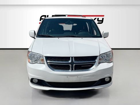 Used 2018 Dodge Grand Caravan SXT FWD image 2
