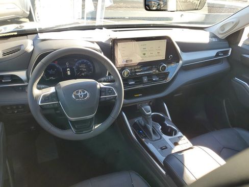 Used 2023 Toyota Highlander Platinum image 12