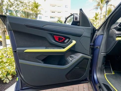 Used 2025 Lamborghini Urus SE image 47
