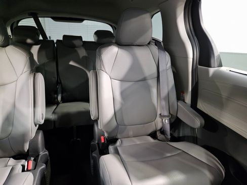 Used 2022 Toyota Sienna XLE image 14