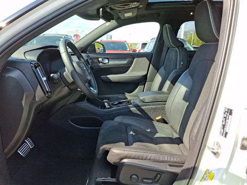 Used 2022 Volvo XC40 T5 R-Design w/ Climate Package AWD/4WD image 14