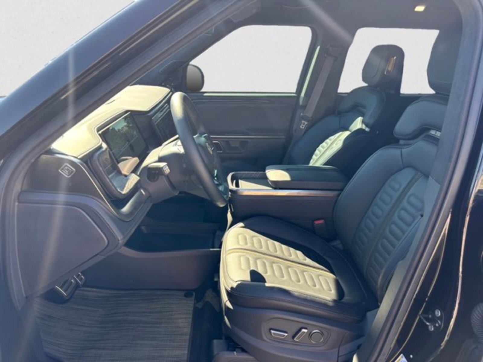 Used 2022 Rivian R1S Launch Edition Quad AWD/4WD image 10