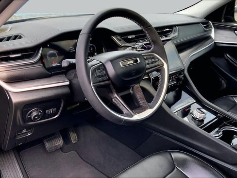 Used 2023 Jeep Grand Cherokee Limited w/ Luxury Tech Group II RWD image 16
