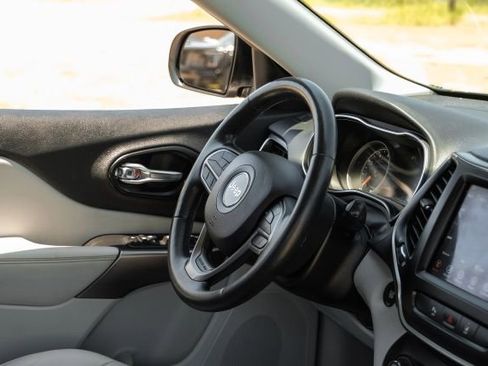 Used 2021 Jeep Cherokee Latitude Lux w/ Sun & Sound Group image 16