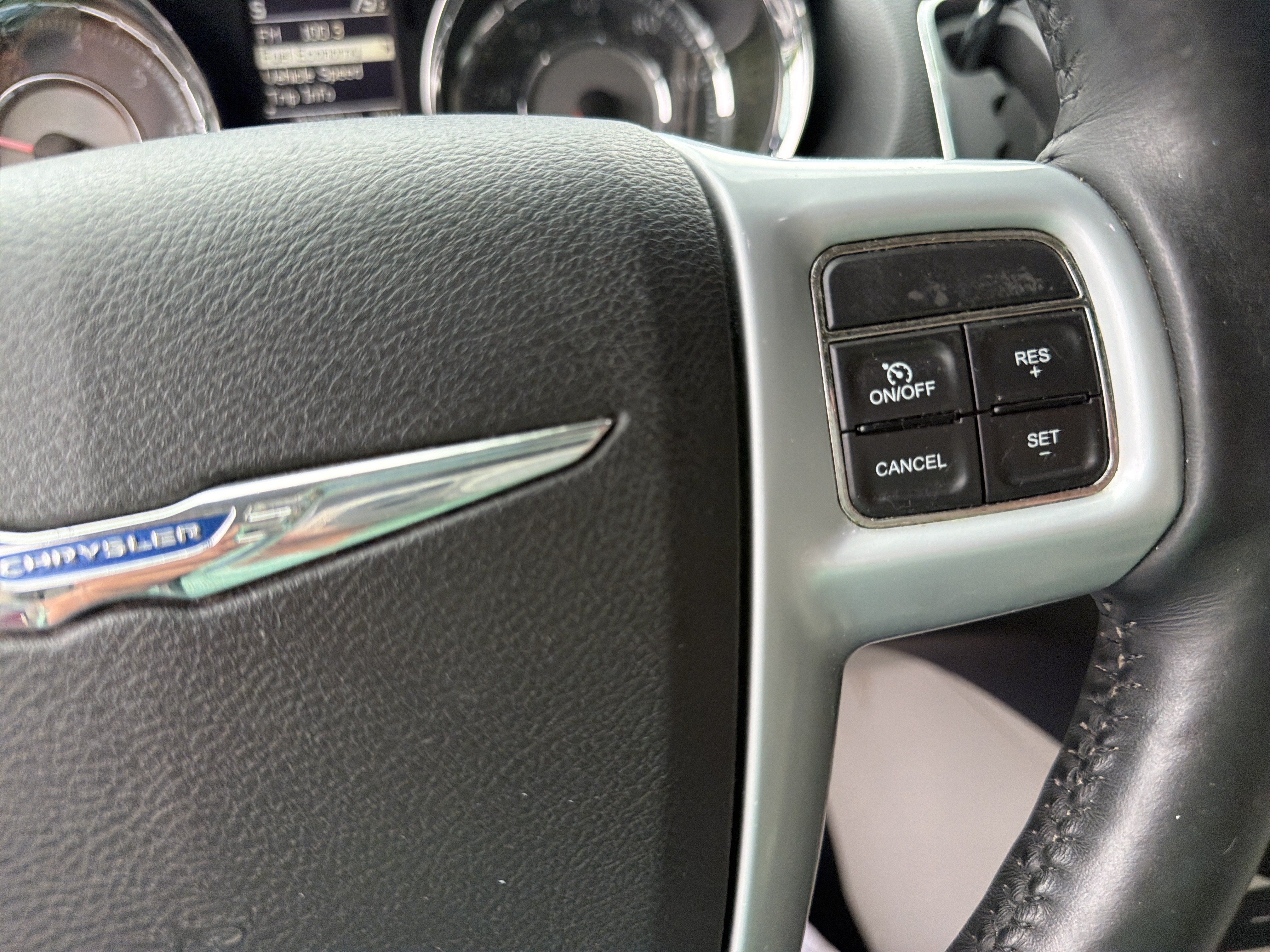 Used 2014 Chrysler Town & Country Touring-L w/ Driver Convenience Group FWD image 24