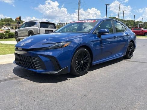 Used 2025 Toyota Camry SE FWD image 4