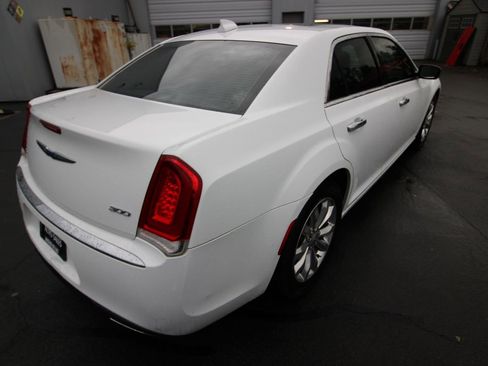 Used 2018 Chrysler 300 Limited image 6