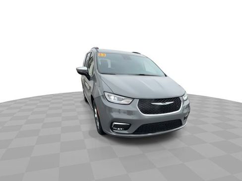 Used 2023 Chrysler Pacifica Limited FWD image 3