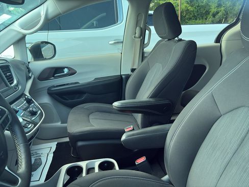Used 2024 Chrysler Voyager LX FWD image 3