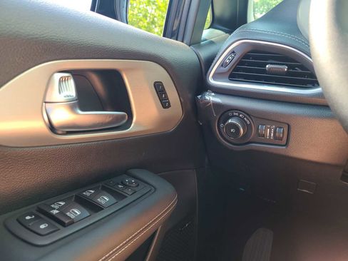 New 2023 Chrysler Pacifica Limited w/ Uconnect Theater Family Group image 22