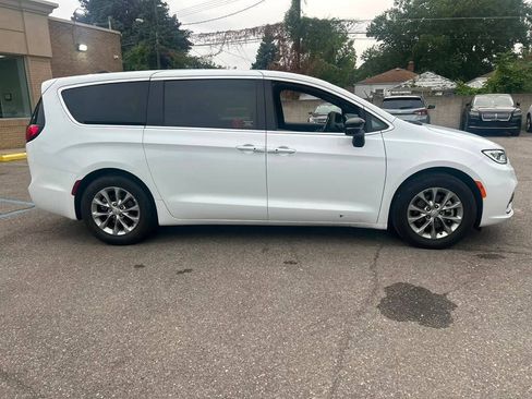 Used 2026 Chrysler Pacifica Limited FWD image 4