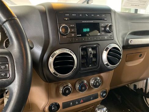 Used 2017 Jeep Wrangler Unlimited Sahara w/ Connectivity Group image 20