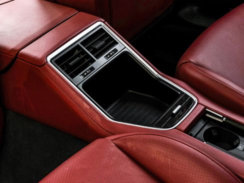 Used 2018 Porsche Panamera image 40