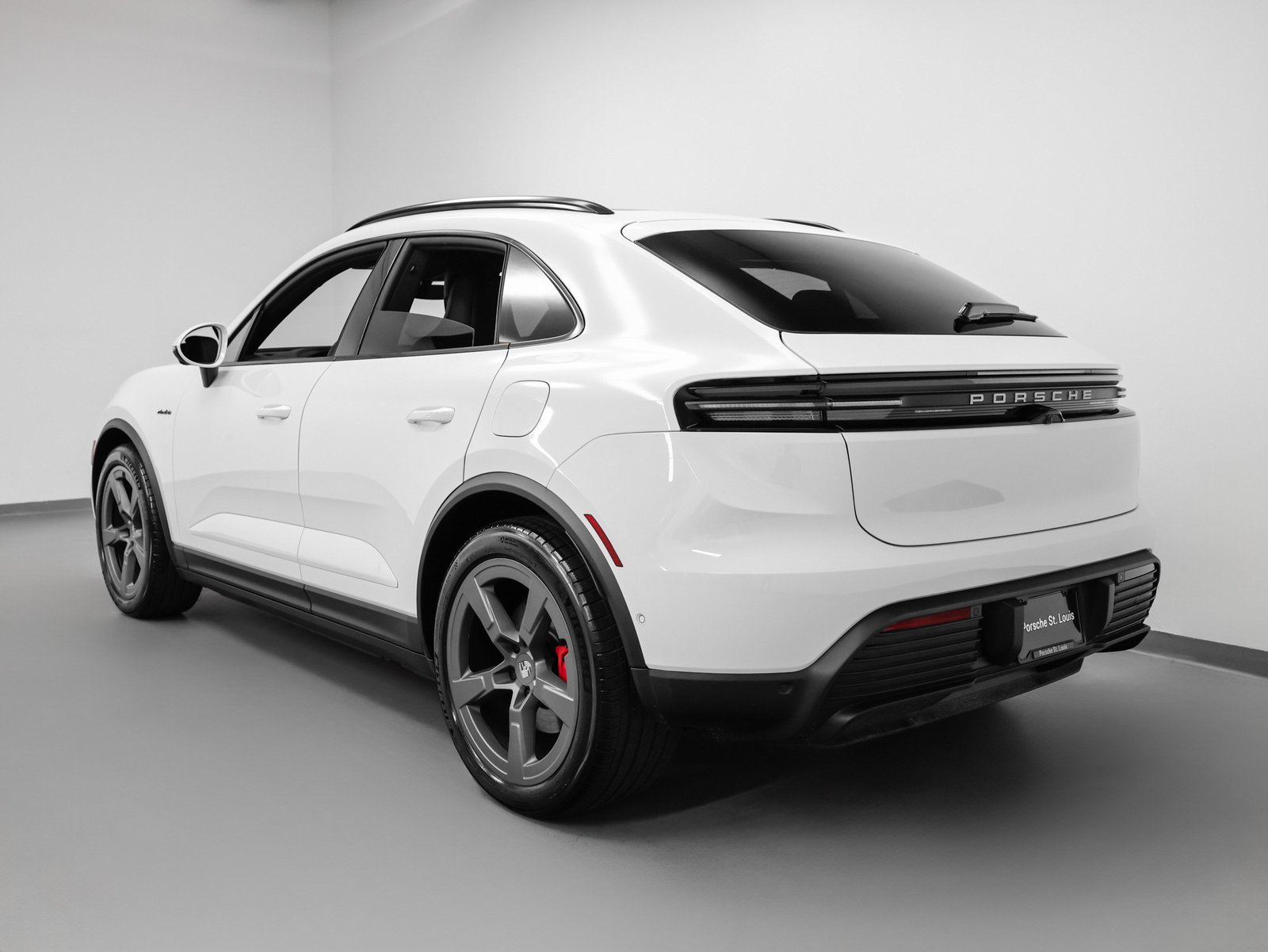 Certified 2025 Porsche Macan 4S Electric AWD/4WD image 3