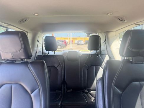 Used 2023 Chrysler Pacifica Touring-L image 34