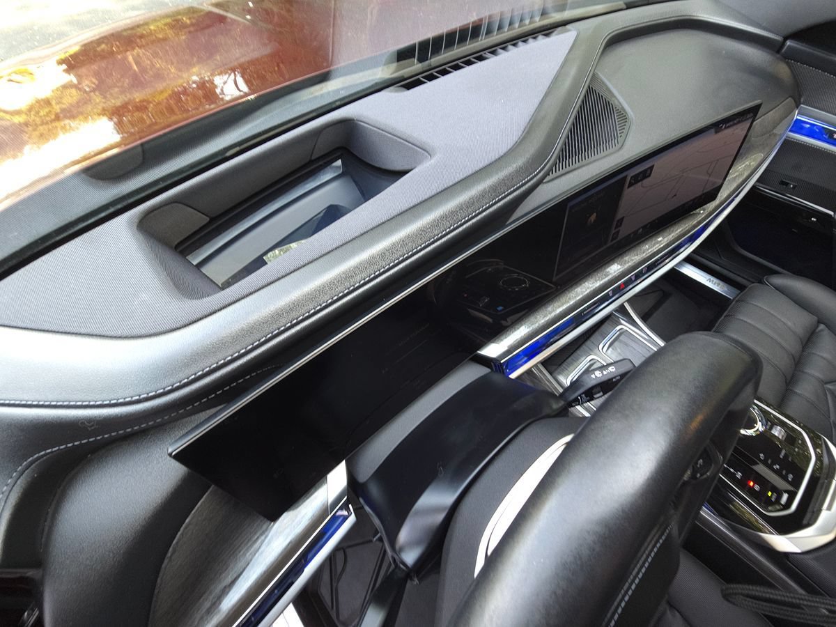 Used 2024 BMW i7 xDrive60 AWD/4WD image 11