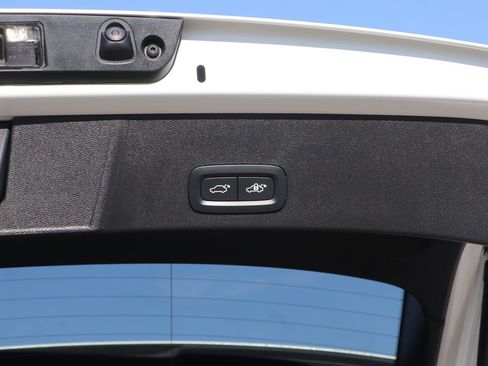 Used 2024 Volvo XC40 B5 Core image 30