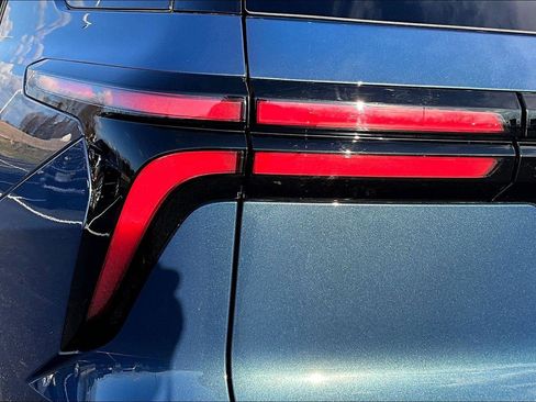 Used 2024 Chevrolet Traverse Z71 w/ Enhanced Driving Package image 32