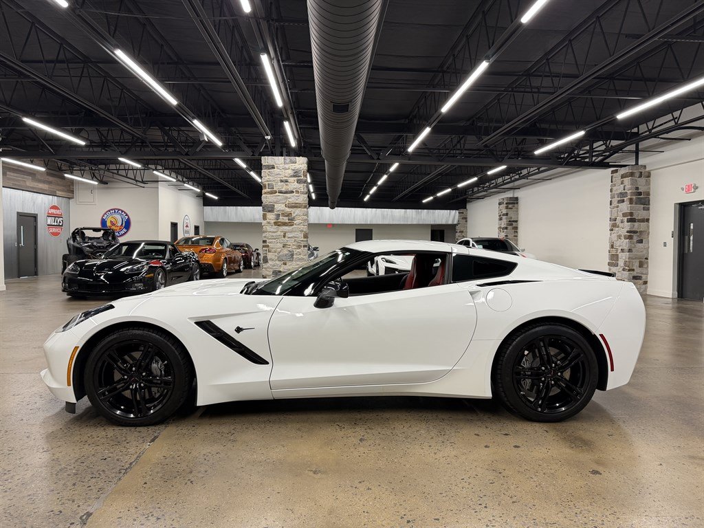 Used 2017 Chevrolet Corvette Stingray Coupe w/ Carbon Flash Badge Package RWD image 4