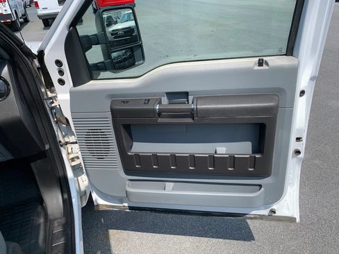 Used 2016 Ford F550 4x4 Crew Cab Super Duty w/ Power Equipment Group image 23