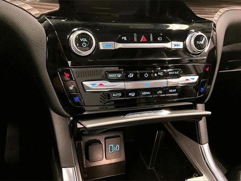 Used 2023 Ford Explorer Limited w/ Equipment Group 301A image 28