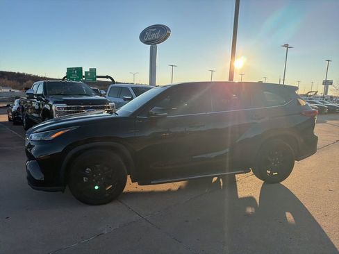 Used 2022 Toyota Highlander LE image 4