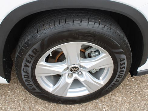 Used 2023 Toyota Highlander LE image 13