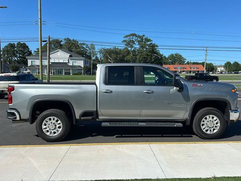 Used 2024 Chevrolet Silverado 2500 LT w/ Convenience Package AWD/4WD image 4