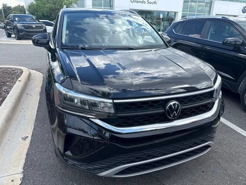 Certified 2023 Volkswagen Taos SE w/ Panoramic Sunroof Package FWD image 2