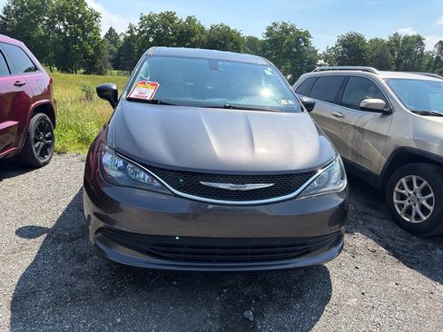 Used 2017 Chrysler Pacifica Touring FWD image 2
