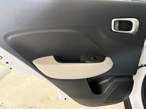 Used 2023 Hyundai Venue SEL image 13