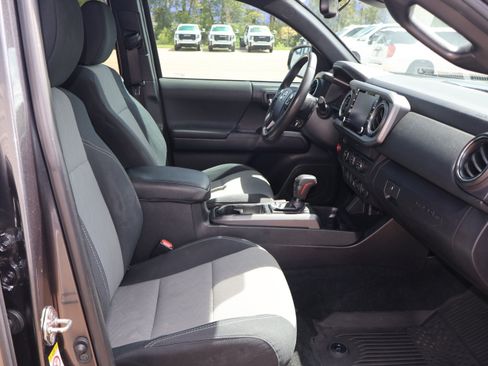 Used 2020 Toyota Tacoma TRD Sport w/ Technology Package RWD image 6