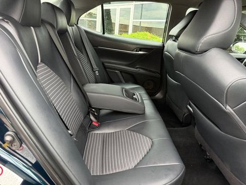 Used 2018 Toyota Camry SE FWD image 12