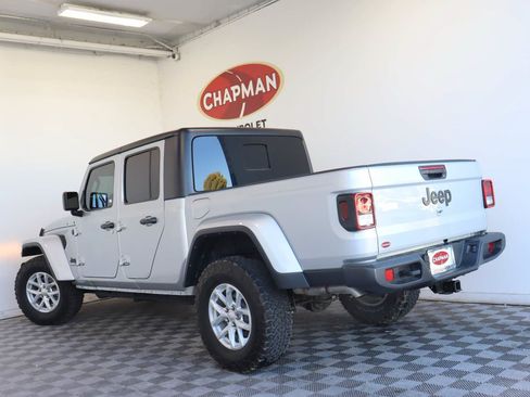 Used 2023 Jeep Gladiator Sport AWD/4WD image 4