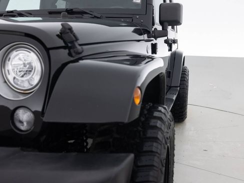 Used 2017 Jeep Wrangler Unlimited Sahara w/ Connectivity Group image 12